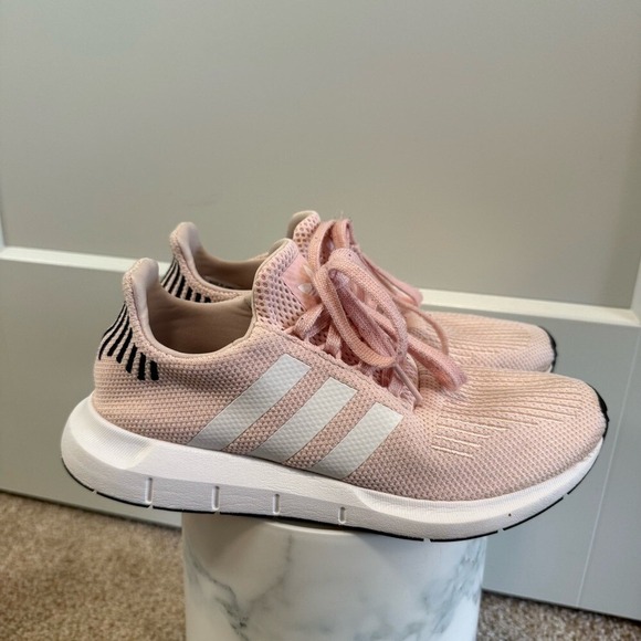 adidas Women's Swift Run Pink White Light Ice Baby Pink Knit Running‎ Athletic 8 - Picture 1 of 9